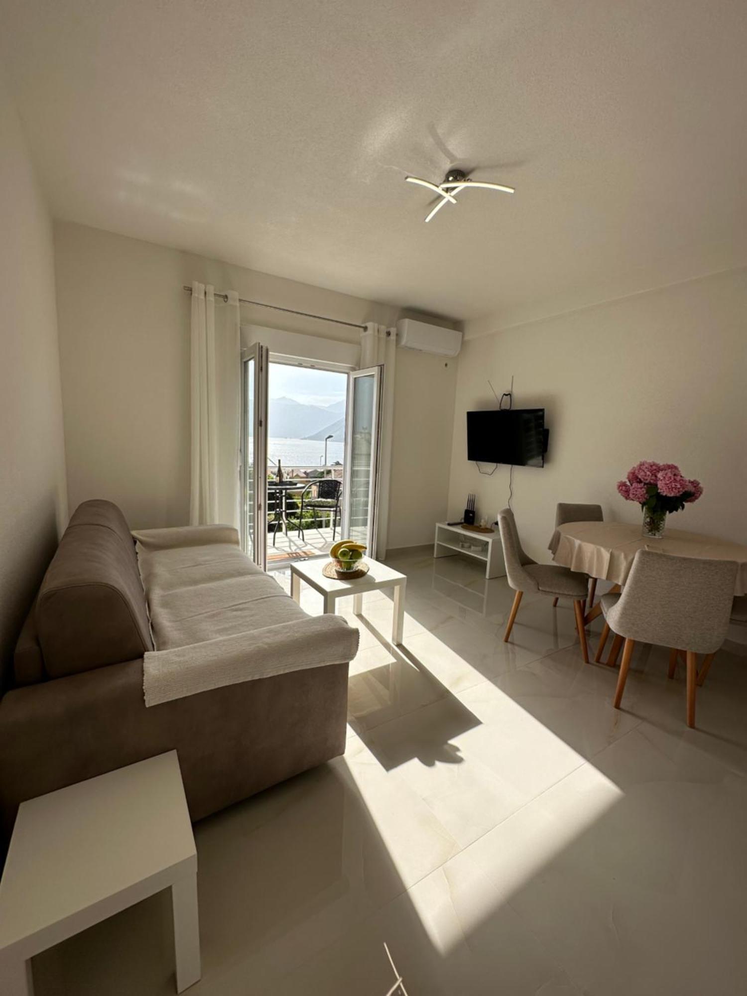 Sunny Apartment Kotor Exterior photo